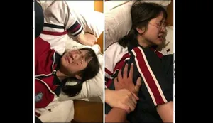 Người mẫu trẻ hàng đầu mới nổi đã bị anh chàng xăm hình tàn phá. Cô ấy có một thân hình gợi cảm và một cái "của quý" lớn trong tư thế quan hệ 69 bằng miệng, và để cho anh chàng liếm lồn mình. Cô ấy bị tàn phá ở nhiều tư thế và biểu cảm của cô ấy thật là dâm đãng...